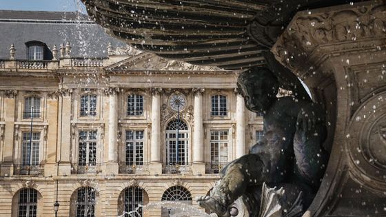 Le miroir d'eau et la place de la Bourse à Bordeaux